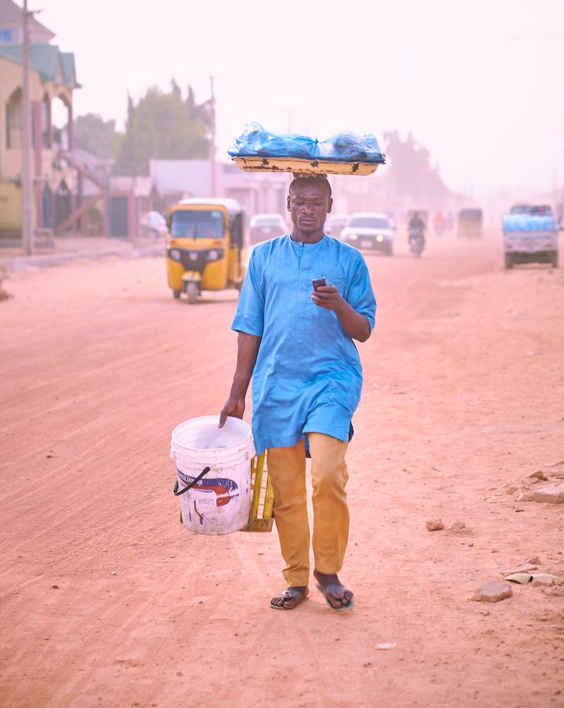 Utilisation du téléphone dans une rue africaine